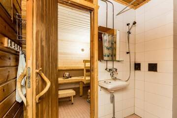 Фото номера Коттедж с 2 спальнями и сауной Дома для отпуска Resort Naaranlahti Cottages г. Нааранлахти 16