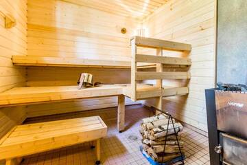 Фото номера Коттедж с 2 спальнями и сауной Дома для отпуска Resort Naaranlahti Cottages г. Нааранлахти 7