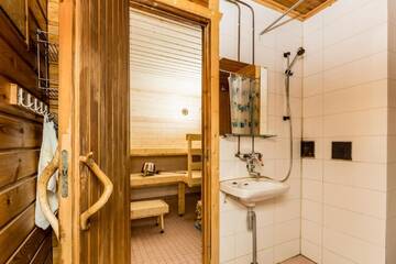Фото номера Коттедж с 2 спальнями и сауной Дома для отпуска Resort Naaranlahti Cottages г. Нааранлахти 6