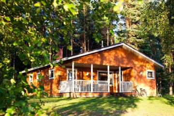Фото номера Большой коттедж с 2 спальнями и сауной Дома для отпуска Resort Naaranlahti Cottages г. Нааранлахти 2